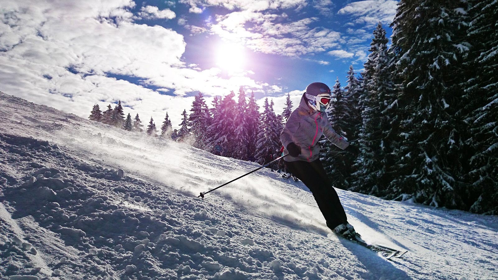 Uno sciatore alle prese con una discesa nei dintorni del hotel sulle piste in Val Gardena