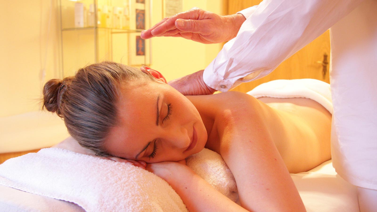 Una ragazza si sottopone ad un massaggio in uno dei nostri wellness hotel in Val Gardena