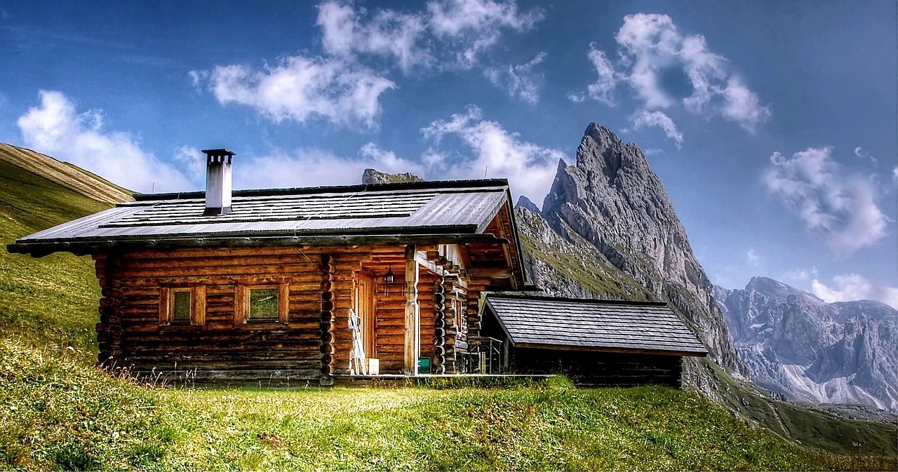 tipica baita di montagna immersa nel verde della val gardena